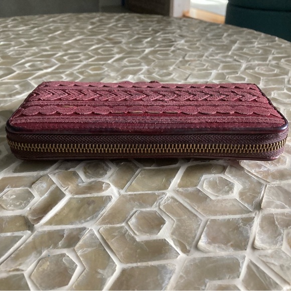 Fossil Aztec leather accordion zip around wallet in burgundy - Picture 4 of 11